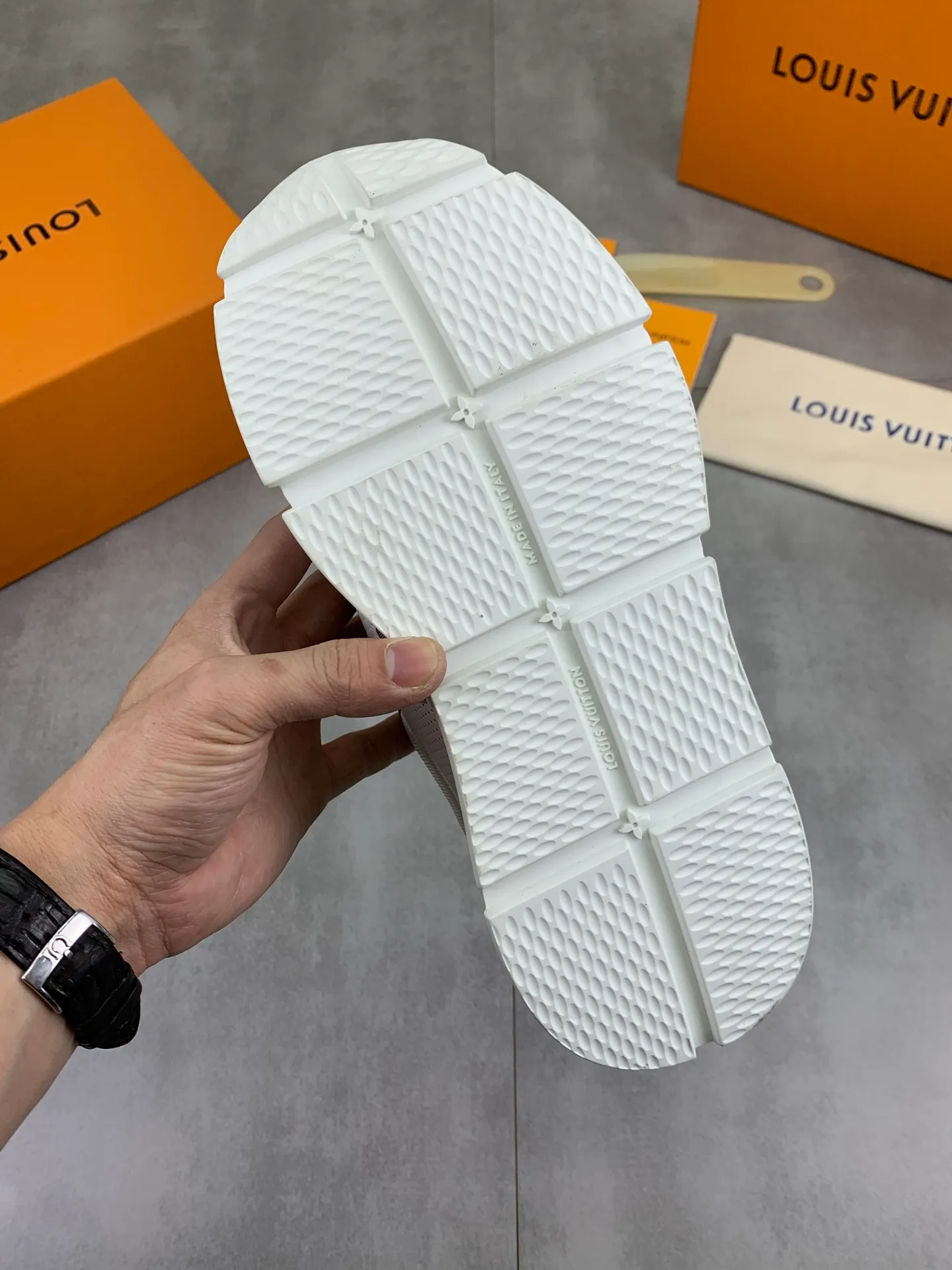 Factory price P700 💶 Top version [LOUIS VUITTON] Couple 🧑‍🤝‍🧑 Craftsman style Counter series (original order) New style 🍀LV Louis Vuitton - top version LV classic high-top trendy shoes! Made of imported original craft calfskin, original breathable lining, and original wear-resistant, lightweight, high-end TPU outsole! High quality products! 2️⃣ colors available, size: female 35-39, male 39-44 (female 40, male 45 46 customized)